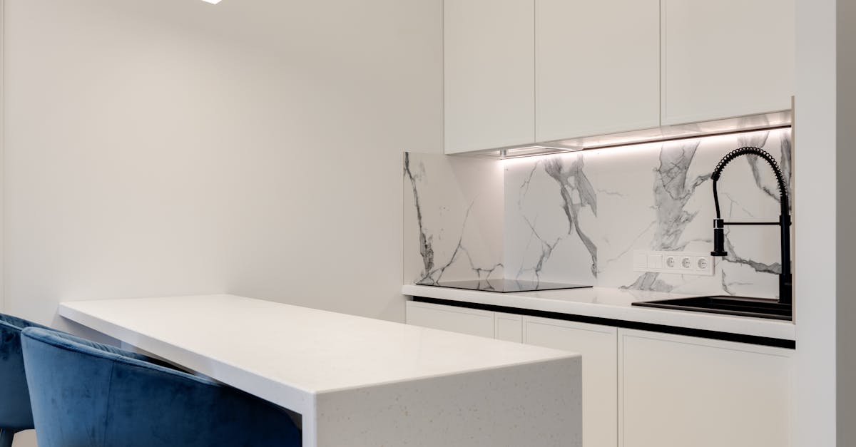 Incorporating Breakfast Bars into L-Shaped Kitchen Layouts